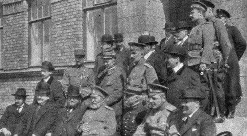 'France et Russie; Aux usines Poutilof: M. Albert Thomas est assis au premier rang..., 1916. Creator: Unknown.