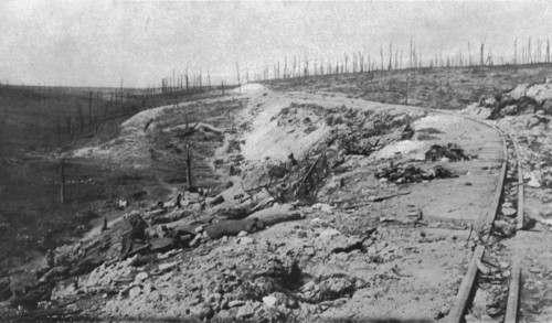 ' Le Fort de Vaux; Le "ravin de la mort" de Douaumont. Entre les forts de Douaumont et..., 1916. Creator: Unknown.