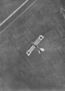 'Avion allemand photographie en plein vol par un aviateur Belge', 1916. Creator: Unknown.