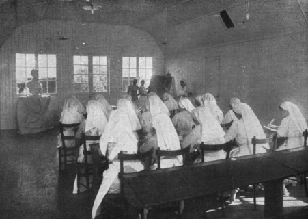 'A la memoire de Miss Edith Cavell; Un cours d'infirmieres professionnelles dans les locaux..., 1916 Creator: Unknown.