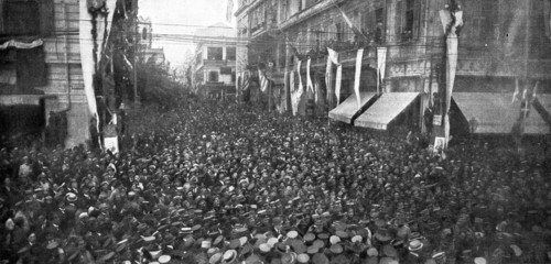 'Les evenements de Grece: M. Venizelos a Salonique; La foule entourant et saluant le general...1916. Creator: Unknown.