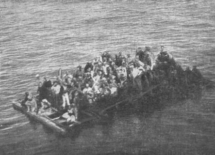 'Le sauvetage des Naufrages du "Gallia"; plusieurs radeaux reunis en un seul, et sur..., 1916. Creator: Unknown.