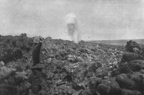 'Nos officiers et nos soldats au combat; dans la Meuse, devant Fleury, en septembre..., 1916. Creator: Unknown.