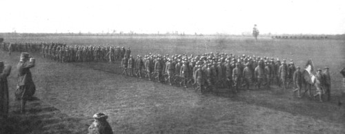 'Sur le front Italien: ceremonie a la memoire des grenadiers; au cours de la ceremonie..., 1916. Creator: Unknown.
