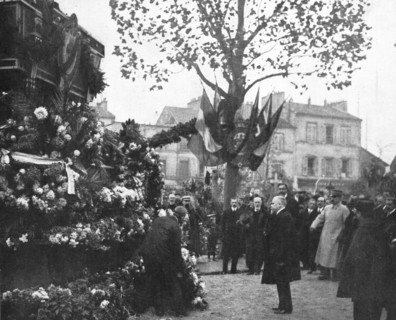 'La Toussaint a Paris; la Toussaint dans les cimetieres parisiens: le President de la..., 1916. Creator: Unknown.