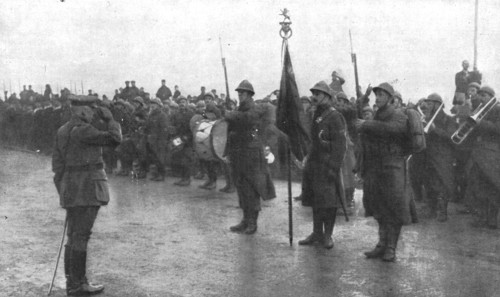 'Le deuxieme anniversaire de L'Yser; le general Wielemans saluante le drapeau du 12e de...1916. Creator: Unknown.