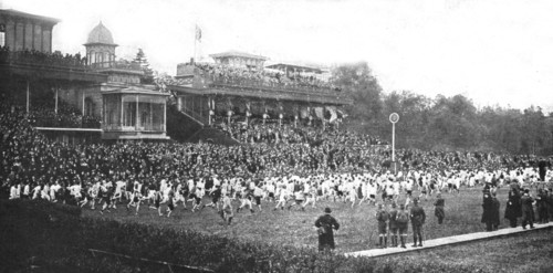 'Le "Cross" des allies a Auteuil; le bataillon des concurrents francais, anglais et belges...', 1916 Creator: Unknown.