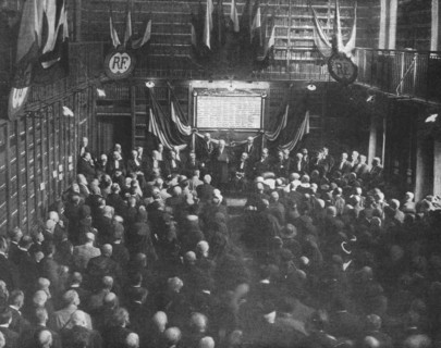 'En l'honneur des avocats morts pour la Patrie; dans la Bibliotheque des avocats, au..., 1916. Creator: Meurisse.