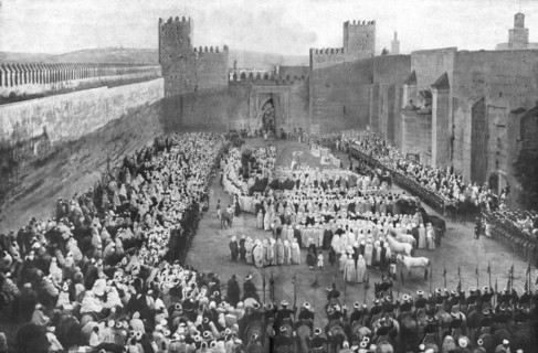 'A Fez, pendant la fete de l'aid el Kebir: presentation des Cadeaux au Sultan du Maroc..., 1916. Creator: Unknown.