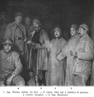 'Apres la reprise du Fort de Vaux; 1. Cap. Perron, comm.du fort.--2. Lieut. Diot qui y..., 1916. Creator: Unknown.