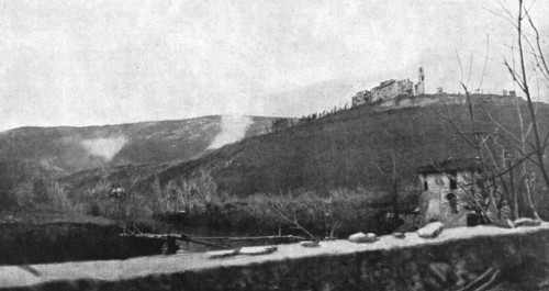 'Les succes Italiens du Carso; ruines du sanctuaire de San Grado di Merna : au fond, les..., 1916. Creator: Unknown.