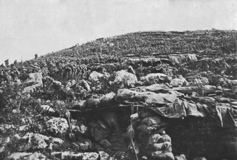 'Les succes Italiens du Carso; renforts italiens escaladant les terrasses de la cote 208..., 1916. Creator: Unknown.