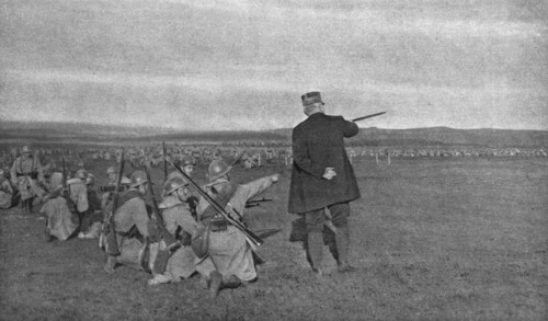 'Aux camps d'instruction de la classe 17; le generalissime et les jeunes mitrailleurs', 1916. Creator: Unknown.