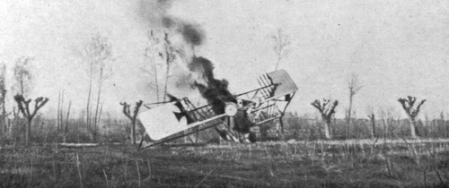 'Avion autrichien abattu; avion autrichien abattu en flammes par une batterie..., 1916. Creator: Unknown.