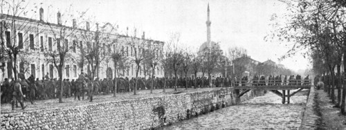 'Les allies a Monastir; defile de prisonniers bulgares, le 19 novembre, sur les quais de..., 1916. Creator: Unknown.