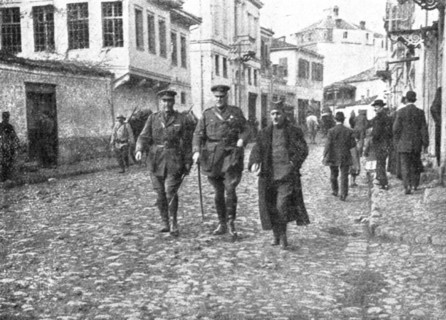'Les allies a Monastir; L'amiral anglais Troubridge, visitant la ville reconquise', 1916. Creator: Unknown.