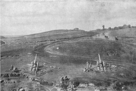 'Avec l'armee Serbe de la Tcherna; pieces francaises de 155 long en batterie appuyant..., 1916. Creator: Unknown.