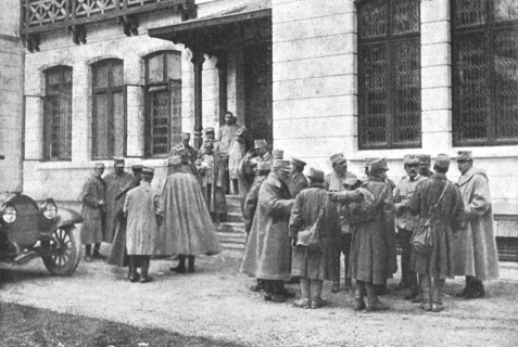 'Sur le front Roumain; devant le quartier general : officiers interrogeant des prisonniers..., 1916. Creator: Unknown.