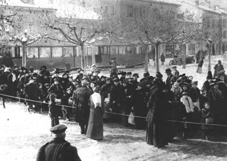 'Les rapatries du Nord de la France a annemasse (Haute-Savoie); une arrivee de..., 1916. Creator: Unknown.