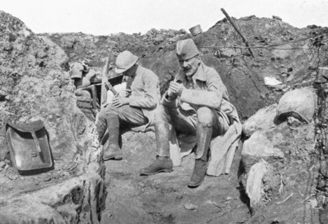 'Ceux de Bouchavesnes; le chef de bataillon de Pelacot, dans une tranchee, quelques..., 1916. Creator: Unknown.