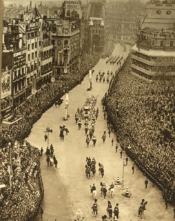 'Homeward Bound Through Trafalgar Square', 1937. Creator: Photochrom Co Ltd of London.