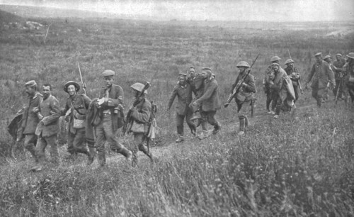 'Les Succes Britanniques au Nord de la Somme; Prisonniers allemands blesses..., 1916 (1924) Creator: Unknown.