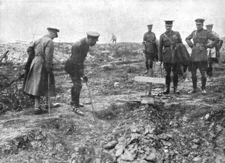'Autour de la Bataille; le roi George V avait tenu a se rendre au milieu de ses jeunes.., 1916 (1924 Creator: Unknown.