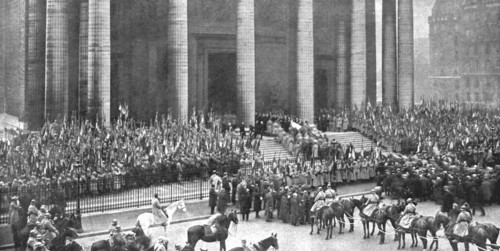 'L'apotheose du Soldat; le 11 novembre 1920, le cercueil du Soldat, porte par huit..., 1920. Creator: H Manuel.