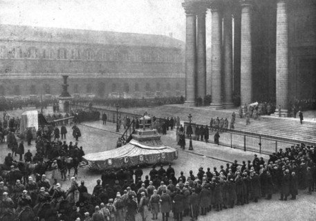 'L'apotheose du Soldat; le cercueil du Soldat sort du Pantheon: sur la place, le canon de..., 1920. Creator: Unknown.