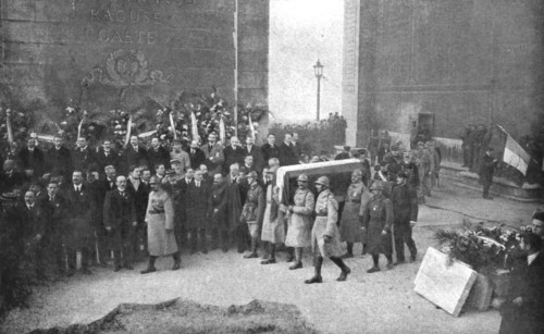'La mise au tombeau; descendu de la salle haute de l'Arc de Triomphe, ou il avait ete depose...1920. Creator: Unknown.
