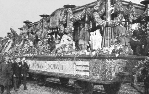 'Le "Soldat Inconnu" italien; le wagon decouvert, somtueusement decore, qui transporta..., 1921. Creator: Unknown.