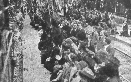'Le "Soldat Inconnu" italien; la population agenouillee le long du trajet: les hommes avec...1921. Creator: Unknown.