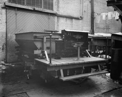 Machine car, between 1900 and 1905. Creator: Unknown.
