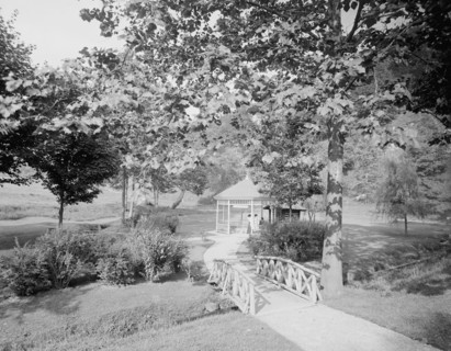 Magnesia spring, Virginia Hot Springs, c.between 1910 and 1920. Creator: Unknown.