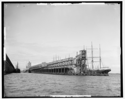 Commandancia St. wharf, Pensacola, Florida, between 1900 and 1906. Creator: Unknown.