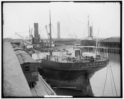 Steamship docks, Savannah, Ga., between 1900 and 1915. Creator: Unknown.