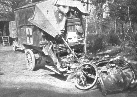 'Au Volant; Auto sanitaire don’t l'avant a ete broye; des volontaires de la S. S. 113..., 1916. Creator: Unknown.