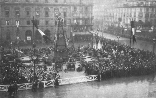 'Les Heures Triomphales: La premiere fete, le 20 octobre 1918; sur la place de l'Hotel-de... 1918. Creator: Unknown.