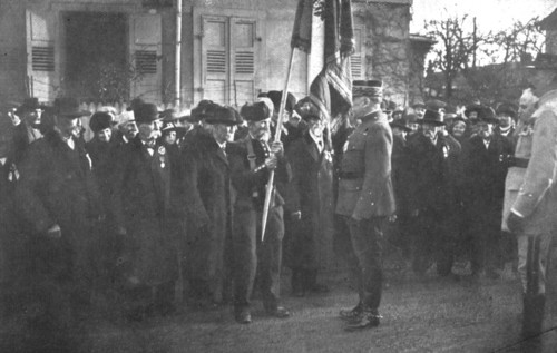 'La patrie retrouvee; A Haguenau un veteran de 81 ans, revetu de l'uniforme du 20e...', 1918. Creator: Unknown.