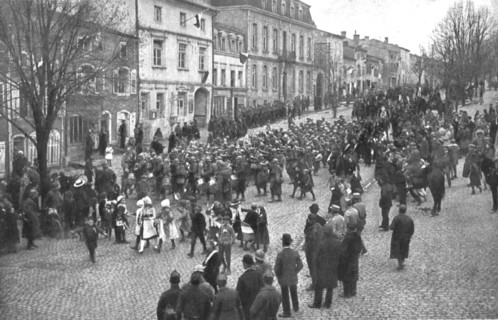 'La patrie retrouvee; A Chateau-Salins, le 17 novembre: entrée de la Ire division..., 1918. Creator: Unknown.