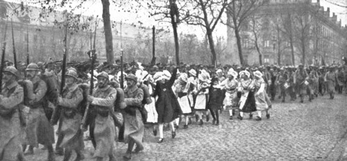 'A Metz; L'entrée des Francais, le 19 novembre 1918: au defile des troupes se sont..., 1918. Creator: Unknown.