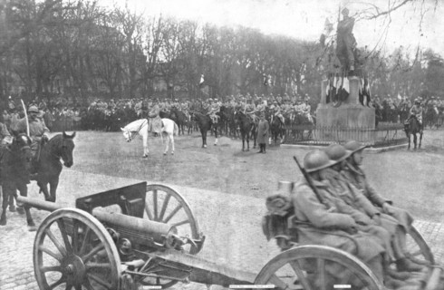 'Notre entrée a Metz; Les troupes francaises defilent, 19 novembre 1918, sur l'esplanade de..., 1918 Creator: Unknown.
