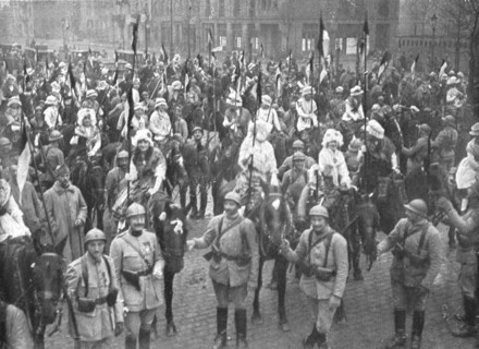 'Les fetes du 8 decembre 1918 a Metz; Un escadron feminin: jeunes filles montees sur les..., 1918. Creator: Unknown.