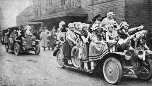 'Les fetes du 8 decembre 1918 a Metz; La prise d'assaut des automobiles du cortege', 1918. Creator: Unknown.