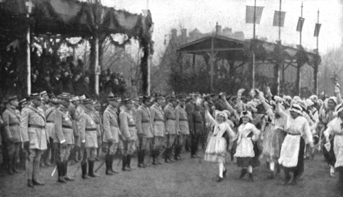 'Les fetes du 8 decembre 1918 a Metz; Le defile des jeunes Lorraines devant les tribunes..., 1918. Creator: Unknown.