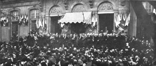 'Les fetes du 9 decembre 1918 a Strasbourg; au perron de l'Hotel de Ville, M Poincare...,' 1918. Creator: Unknown.