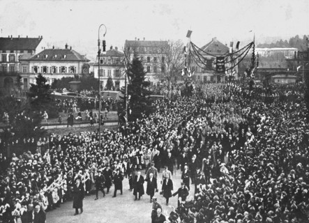 'Les fetes de Colmar et de Mulhouse; A Mulhouse, le meme jour: le cortege presidentiel..., 1918. Creator: Narain.
