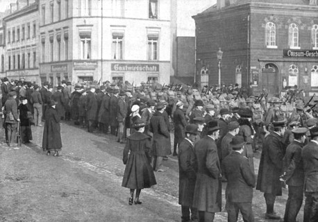 'Les Americains en terre allemande; Le 1er decembre, les habitants de Treves, en hais..., 1918. Creator: Unknown.