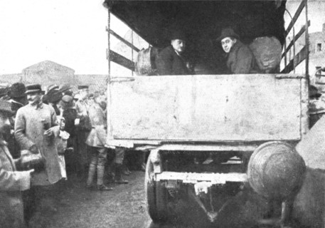 'Les Indesirables; Un depart en camion automobile d'Allemands immigres en Alsace et renvoyes...,1918 Creator: Unknown.