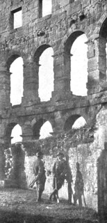 'Du Bosphore a L'Adriatique; Factionnaires italiens de garde a l'amphitheatre romain de Pola', 1918. Creator: Unknown.